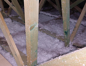 Zateplení stropu novostavby bungalovu s vazníkovou střešní konstrukcí